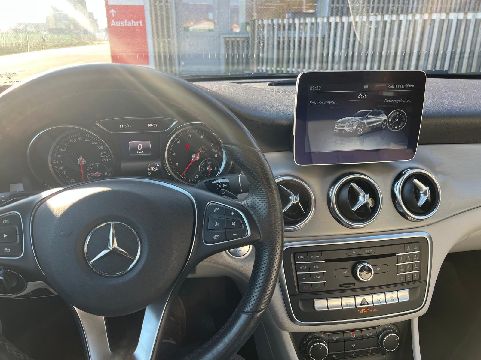
								Mercedes-Benz GLA 200 – Elegant. Sportlich. Effizient. full									